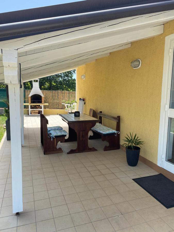 Holiday Home Rosa Gedici Luaran gambar